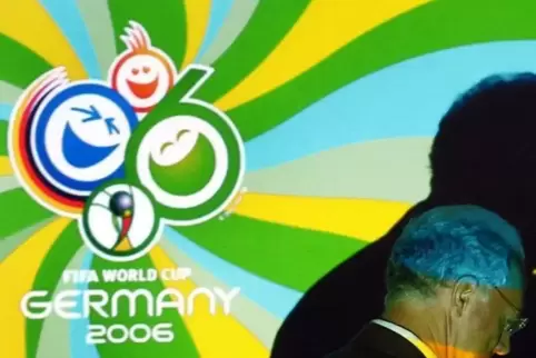 Die Fußball-WM 2006 hat ein juristisches Nachspiel. Auf dem Bild der ehemalige OK-Chef Franz Beckenbauer vor dem WM-Logo.  Foto: