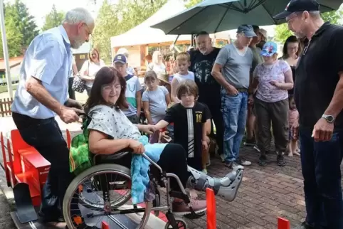 Claudia Schwalb wird in den barrierefreien Spezialwaggon eingeladen. Foto: Loeffel