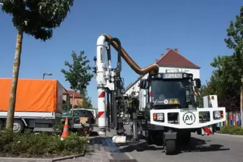 Wagen mit Sauger: Volker Zehfuß fährt an den Sinkkasten heran.  Foto: cju
