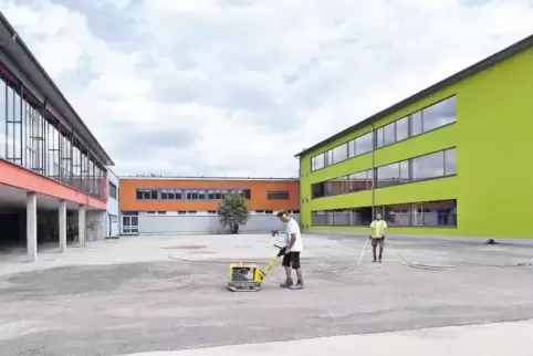 Hinter dem Neubau entsteht ein provisorischer Pausenhof.
