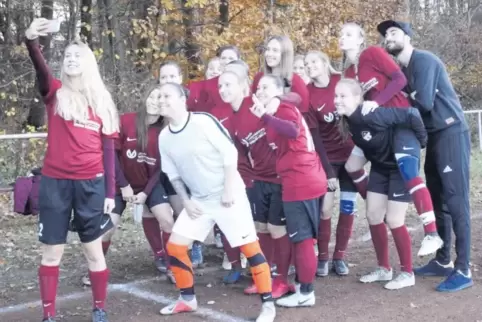Gruppenbild mit Trainer: Die Damen des FC Leistadt mit Coach Christian Vogelei.