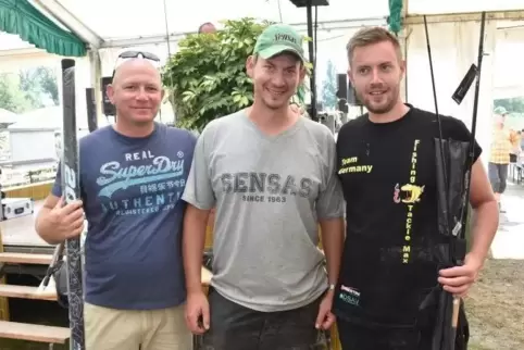 Sieger des Hegefischens beim Fischerfest (von links): Christian Kucera (Zweiter), Maximilian Seitz (Erster) und Nico Zimmermann 