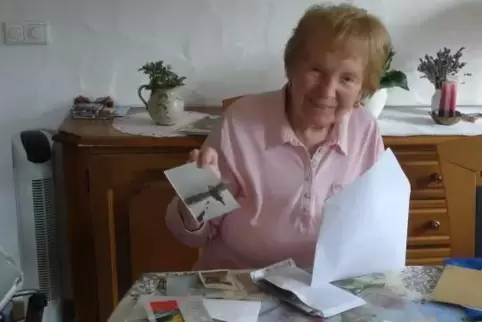 Hat eine Menge Bilder und Dokumente aufbewahrt: Irma Kirschner. Foto: dkr