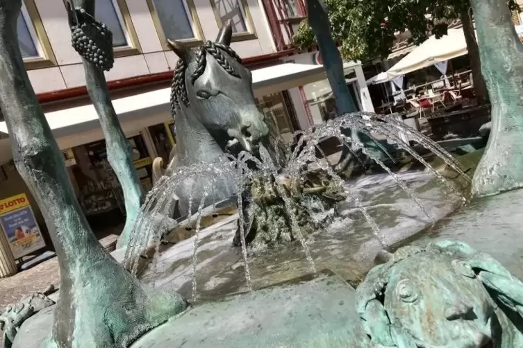 Weiterhin ein beliebtes Fotomotiv in Alzey: Das Pferd des Spielmannes Volker von Alzey und der Brunnen auf dem Rossmarkt.  Foto: