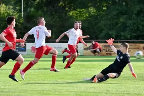 Gehalten: Torwart Roman Hauck vom FV Berghausen II vereitelt gegen Steffen Glotz (Zweiter von links).   Foto: Lenz