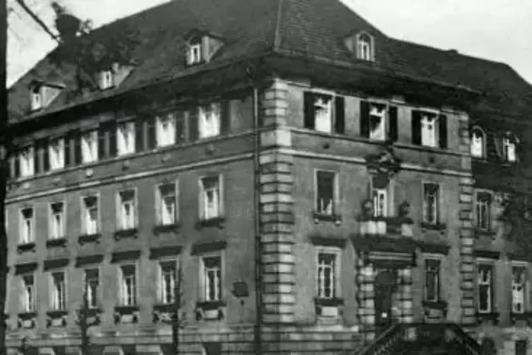 Das ehemalige Bezirksamt bei der Maxstraße (Postkartenausschnitt) war die erste Unterkunft des Amerikahauses.  Montage: Westenbu