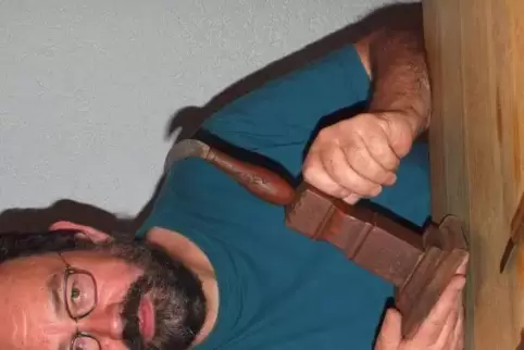Die drei kleinen Sesel benutzt Leo Berg noch im Alltag, die Sesel-Figur wies einst auf einen Winzer- und Küferbetrieb hin.  Foto