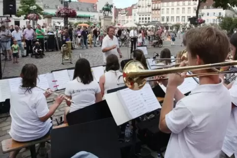 Peter Kusenbach als Dirigent der Big Band auf der Fete de la Musique im Jahr 2018 ...  Foto: van