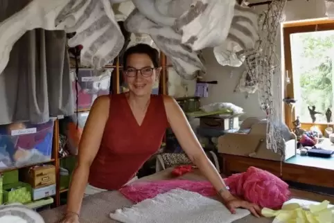 Christina Gehrig in ihrem Haßlocher Atelier. Oben an der Decke ihre Arbeit „Verbindung/Durchdringung: Engelstrilogie“, die aus S