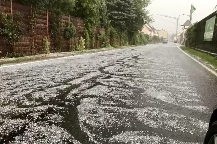 Die Gienanthstra&szlig;e in Imsbach war voll mit Hagelk&ouml;rnern.  Foto: Stollhof