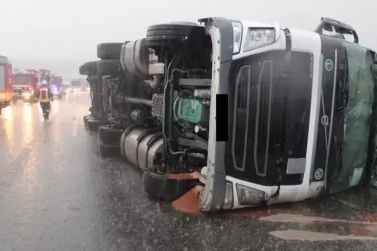 Auf der Autobahn 63 wurde ein Lastwagen zwischen G&ouml;llheim und Winnweiler vom Wind umgeweht. Foto: Polizei