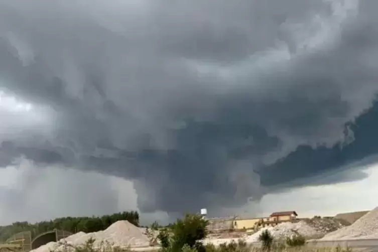 Bedrohlich: Diese Aufnahme zeigt die Unwetterzelle von Sembach aus in Richtung Winnweiler.  Foto: Kr&auml;mer