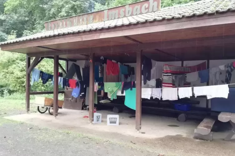 In der Imsbacher Grillh&uuml;tte trocknen die Kleider und Schlafs&auml;cke.  Foto: Attinger