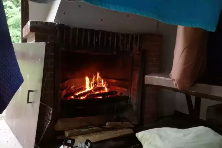 In der Grillh&uuml;tte brennt auch ein Kamin. Foto: Attinger