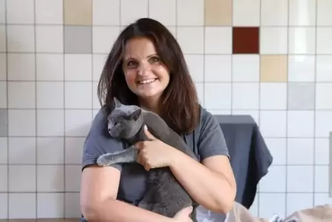 Schmusend mit Katze Mia: Christina Heim hat seit wenigen Wochen das Sagen im Tierheim Landau. Foto: Iversen