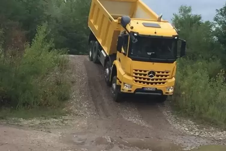 Bis zu 48 Tonnen bewegt der Allrad-Arocs &uuml;ber eine Baustelle.  Foto: tom