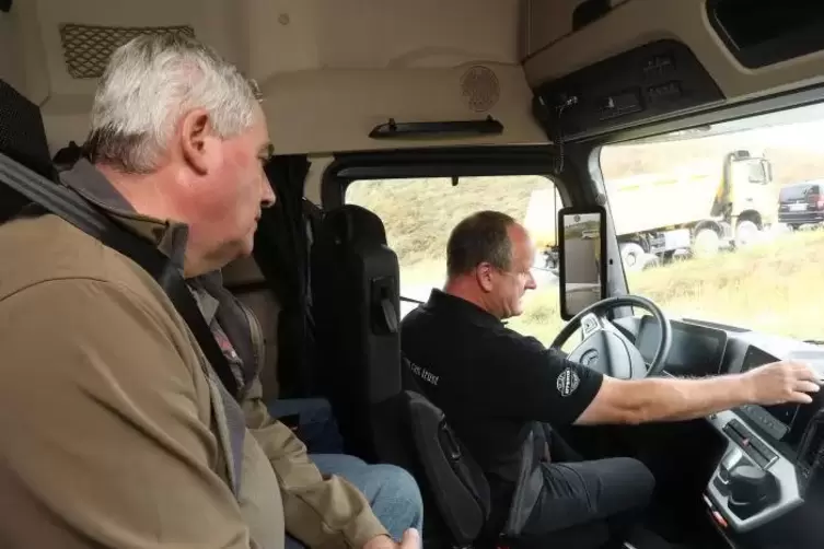Computer-Displays bestimmen das Erscheinungsbild im Actros-Cockpit. Foto: van