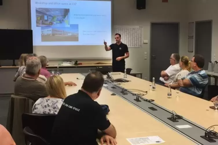 Matthias Rittinger erkl&auml;rt den RHEINPFALZ-Besuchern die Arbeit im EVZ.  Foto: van