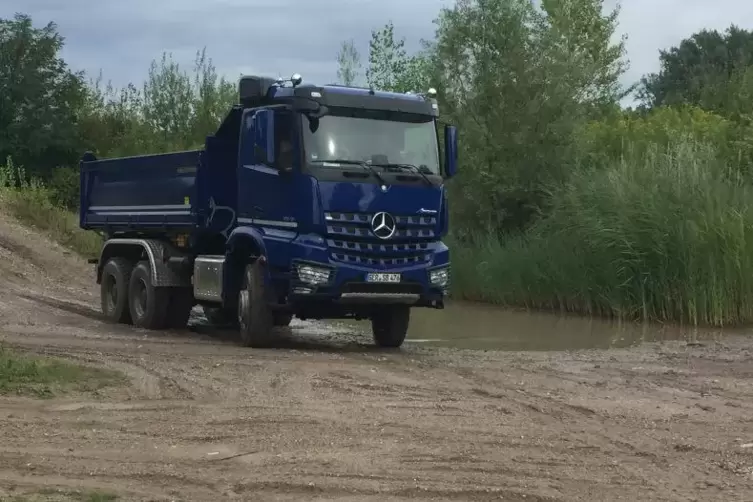 Etwas leichter als der gelbe vierachsige gro&szlig;e Bruder. Arocs im &bdquo;Ferkelh&uuml;gel&ldquo;-Gel&auml;nde. Foto: tom