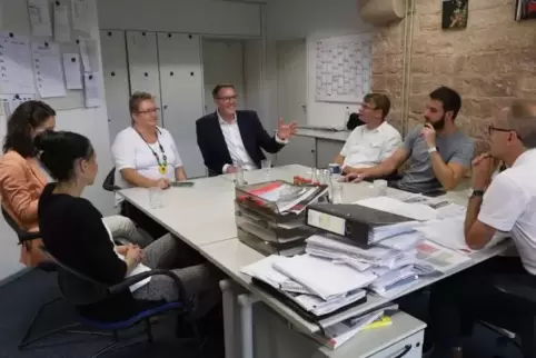 Alexander Schweitzer (Mitte) im Gespräch mit der Landauer Lokalredaktion.  Foto: van