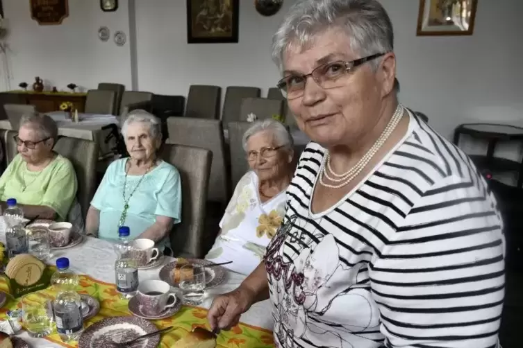 Das macht Ursula Buch (vorn) wirklich gern: die Teilnehmerinnen der wöchtenlichen „Altenstube“ zu verwöhnen. Foto: BOLTE