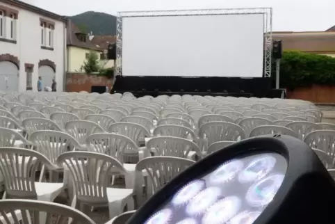 Die Filme werden auf einer 60 Quadratmeter großen Leinwand gezeigt.  Foto: Linzmeier-Mehn