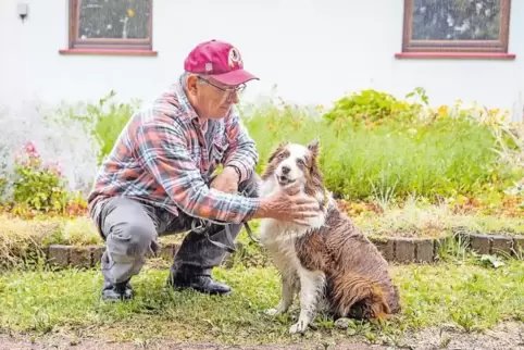 Ein Herz und eine Seele: Wolfgang Knöll und seine Border-Collie-Hündin „Nele“ zu Hause im Garten.