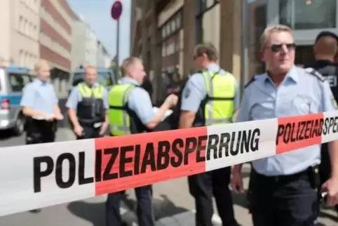 Der Zugverkehr war nach dem Fund ab 18 Uhr eingestellt worden. Symbol Symbolfoto: dpa