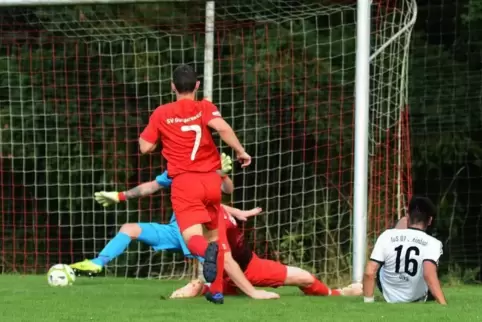 Fußabwehr: Der Gundersweilerer Torwart Kevin Heske pariert den Schuss des Steinbachers Enes Ülkü.  Foto: Loeffel