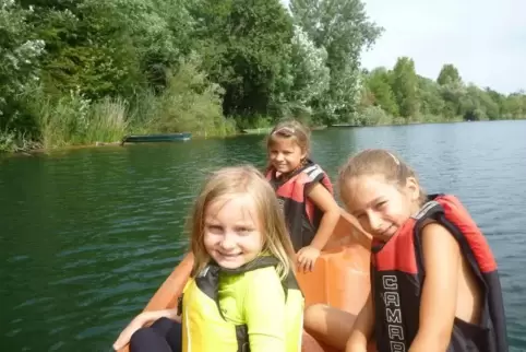 Ab aufs Wasser: Paddeln und Schwimmen war der Renner in der Sommerhitze. Foto: Verbandsgemeinde/frei