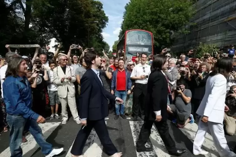 Eine Beatles-Coverband stellte das berühmte Foto genau 50 Jahre nach dem Original nach. Foto: REUTERS