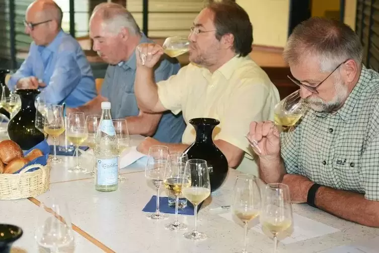 Die Juroren (von links) Fabian Lange, Thomas Hirsch und Dirk Freier nahmen den Wein genau unter die Lupe. Udo Bamberger (ganz re