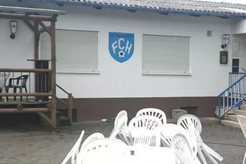 Nach dem Zweiten Weltkrieg wurde der FC Höheischweiler wiedergegründet. Aus einer Holzbaracke wurde das Sportheim. Auf dem Gelän
