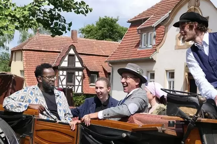 Eine Kutsche des Typ Landauer spielt im St&uuml;ck mit. Foto: Helmut Dudenh&ouml;ffer