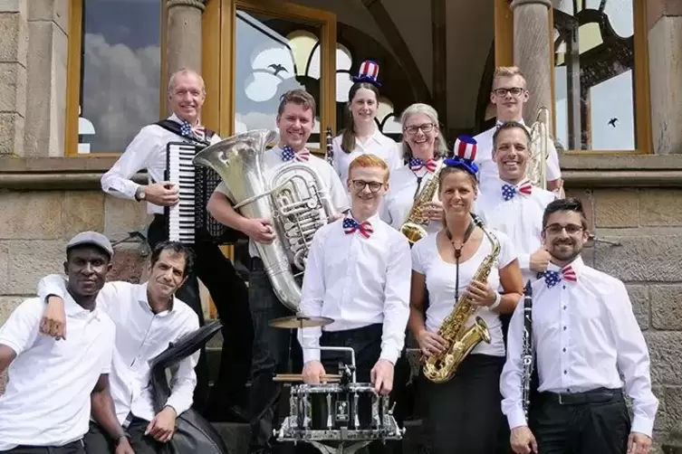 Auch Musik gibt&rsquo;s zum St&uuml;ck. Ben Hergl hat daf&uuml;r Volksmusik und Swing kombiniert.  Foto: Helmut Dudenh&ouml;ffer