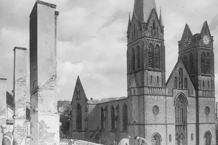 Beim ersten Angriff wurde nur ein Turm der Pirminiuskirche beschädigt. Fotos (4): stadtarchiv/frei