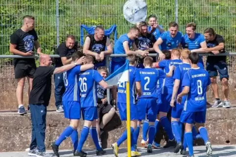Einst im Mai ... Vor knapp einem Vierteljahr bejubelte das Team der SG Rieschweiler den Verbleib in der Verbandsliga. In die neu