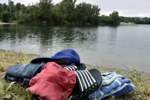 Kleider am Silberseeufer: Wenn im Wasser niemand zu sehen ist, kann das schon mal falsch interpretiert werden.  Foto: BOLTE