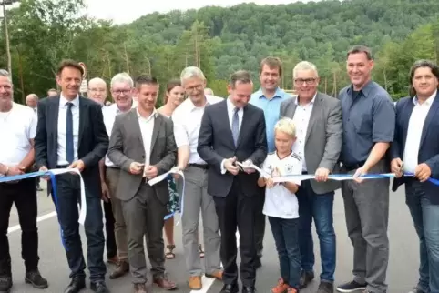 Symbolischer Akt: Verkehrsminister Volker Wissing (Mitte) kappt das Flatterband. Damit ist die L 498 am Freitag offiziell freige