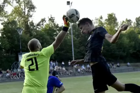 SC-Keeper Dennis Stockmann (links) hatte im Pokalspiel gegen Oppau viel zu tun und musste viermal hinter sich greifen. Foto: BOL