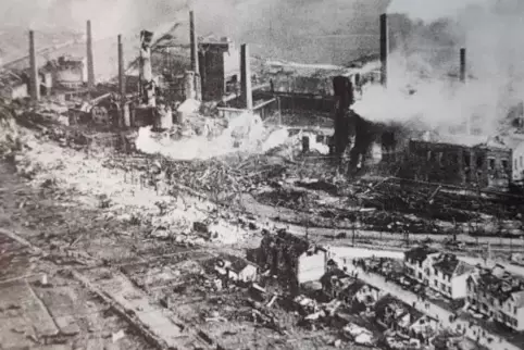 Luftaufnahme des zerstörten Eisenwerk-Areals.  Foto: Stadtarchiv NK/Stadtbuch