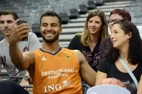 Nah bei den Fans: Nationalspieler Johannes Thiemann ist für Selfie-Wünsche immer zu haben.  Foto: dpa