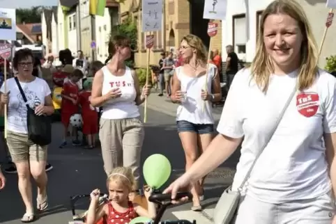 Groß und Klein sind beim Kerweumzug am Samstag in Flomersheim auf den Straßen.  Archivfoto: BOLTE