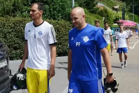 Stieß erst in der Mitte der Vorbereitung beim Trainingslager in Dahn zum Kader von FKP-Trainer Patrick Fischer (rechts): Konstan