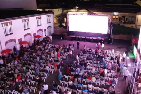 Volles Haus bei der Neustadter Open-Air-Kino-Premiere 2019 mit „Bohemian Rhapsody“.  Foto: Roxy-Kino