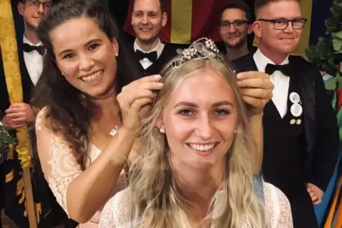 Tamara Fränzle setzt ihrer Nachfolgerin, Selina I., das Krönchen auf.  Foto: LM