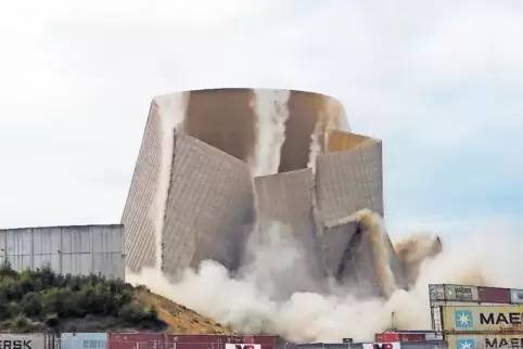 Kontrollierter Kollaps: Der Betonkoloss geht zu Boden.
