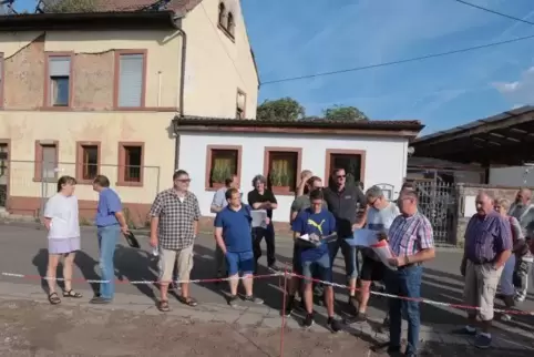 Gegenüber der abgebrannten Gaststätte sollen Einfamilienhäuser entstehen.  Foto: Benndorf