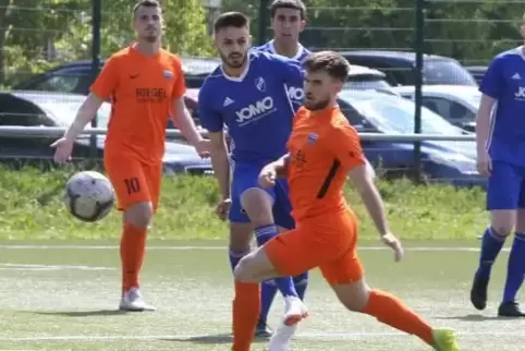 Schon wieder in seinem Element: Torjäger Marvin Sprengling (vorne in Orange). Archivoto: Lenz
