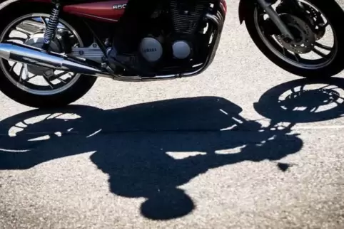 An der Wachenheimer Ampelkreuzung musste ein Motorradfahrer stark abbremsen und stürzte.  SymbolFoto: dpa /Picture Alliance 